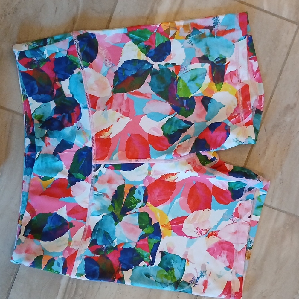 Zyia active light & tight hustle Floral Women's Shorts Nwot - Picture 3 of 3